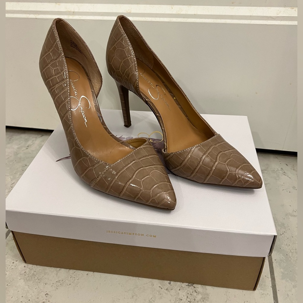 JESSICA SIMPSON HANEH PUMP NATURAL SIZE 6